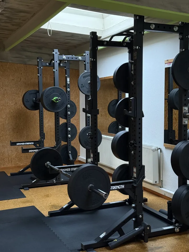 Racks mit Hantelscheiben
