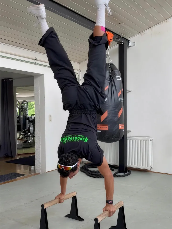 Handstand an den Parallettes